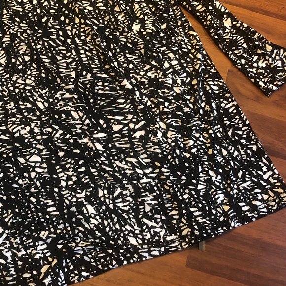 Ellen Tracy Quarter Sleeve shirt with zippers. Size medium. “Bouncy” material. - Picture 3 of 9